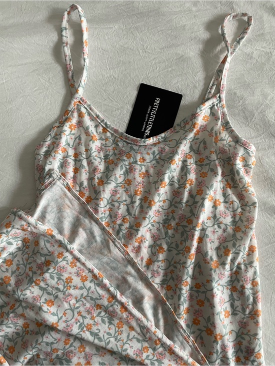 PrettyLittleThing Dresses & Skirts - PRETTYLITTLETHING Women's Size 2 Dress Ditsy Floral Semi Sheer W Side Slits